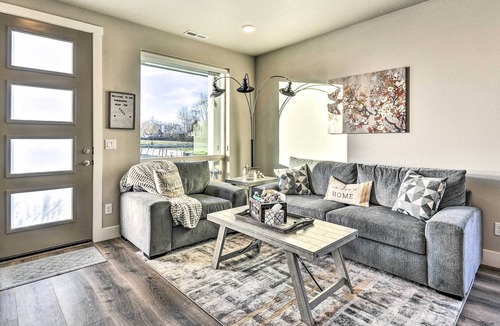 Troutdale House | Modern Troutdale Townhome: 15 Miles to Portland!