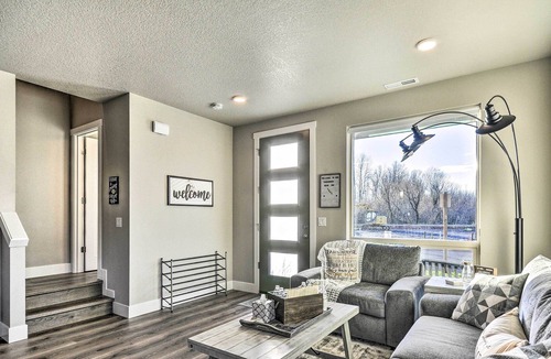 Troutdale House | Modern Troutdale Townhome: 15 Miles to Portland!