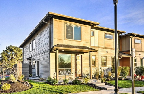 Troutdale House | Modern Troutdale Townhome: 15 Miles to Portland!