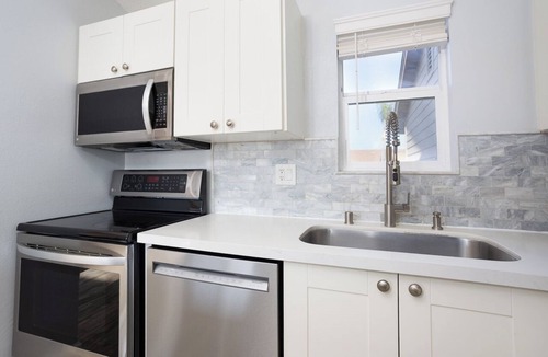 Santee House | Modern, Updated House In Santee with Wifi, AC, and Yard