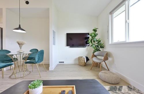 Grant House | Modern Upstairs Loft - Newly Renovated!