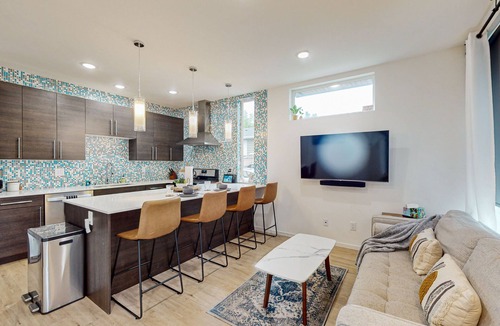 Greenwood House | Modern, urban townhome with rooftop patio views, gas grill and fire pit