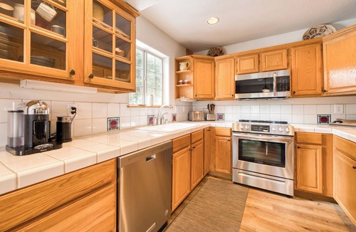 Truckee House | Monthly Lease - Petite Retreat by Tahoe Getaways - Pet Friendly in Tahoe Donner w Hot Tub