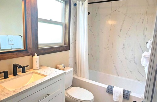 Ocean Shores Hotel | Moonlight Trail - King Studio Room at Wanderlust Inn, Pet Friendly