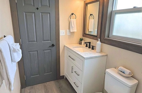 Ocean Shores Hotel | Moonlight Trail - King Studio Room at Wanderlust Inn, Pet Friendly