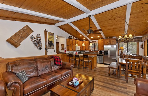 Upper Moonridge Cabin | Moonridge Cabin 4B/2B, Hot Tub, Slope View, Games!