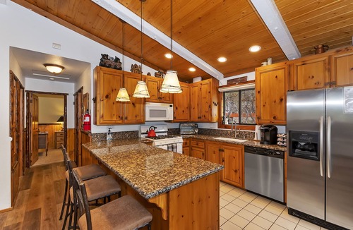 Upper Moonridge Cabin | Moonridge Cabin 4B/2B, Hot Tub, Slope View, Games!