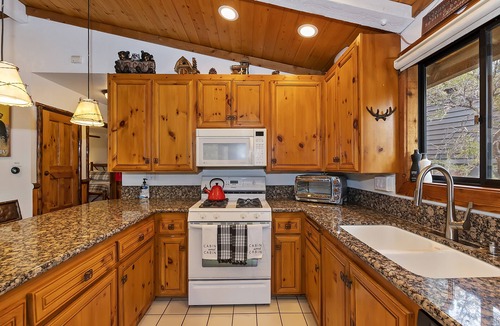 Upper Moonridge Cabin | Moonridge Cabin 4B/2B, Hot Tub, Slope View, Games!
