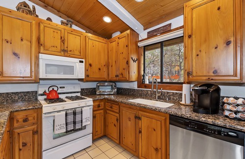 Upper Moonridge Cabin | Moonridge Cabin 4B/2B, Hot Tub, Slope View, Games!