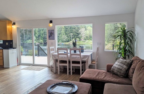 Florence House | Moonshadow Retreat on Mercer Lake
