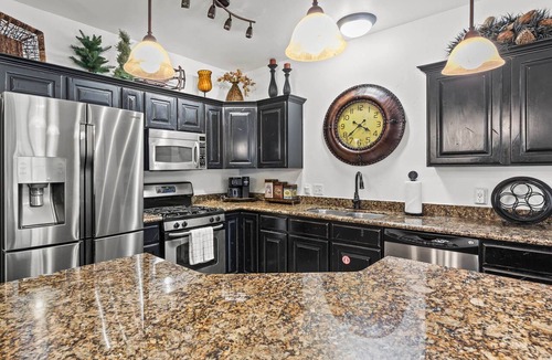 Bear Hollow Village Condo | Moose Mgmt at Bear Hollow 1304: King bed-Top Floor-Office Space-Gym-Dogs Welcome