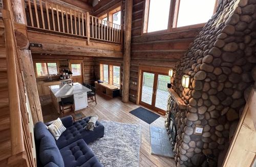 The Dalles House | Mosier Cabin Hot Tub Mt Adams View
