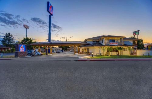 Cascade Hotel | Motel 6-Anderson, CA - Redding Airport