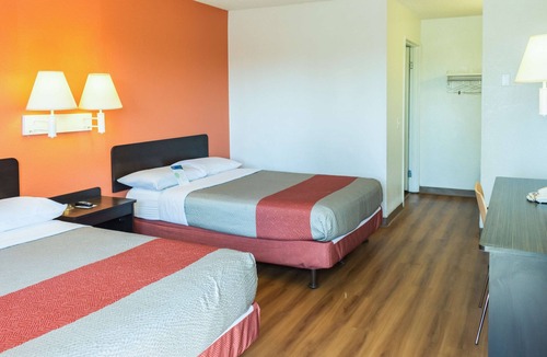 Bakersfield Hotel | Motel 6 Bakersfield, CA - East