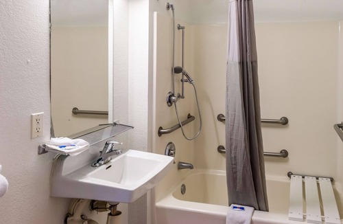 Bakersfield Hotel | Motel 6 Bakersfield, CA - East