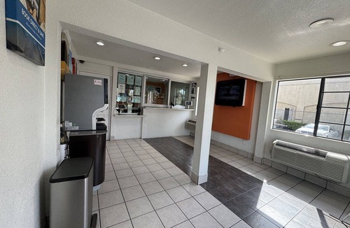 North Long Beach Hotel | Motel 6 Bellflower, CA - Los Angeles