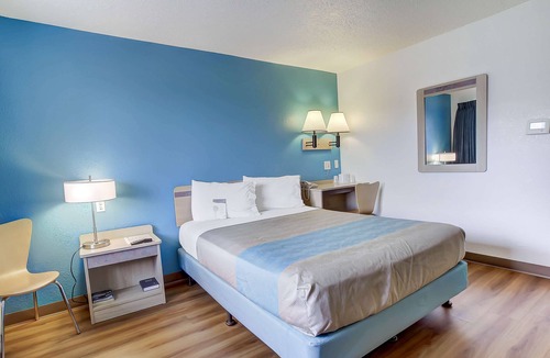 Coos Bay Hotel | Motel 6 Coos Bay, OR