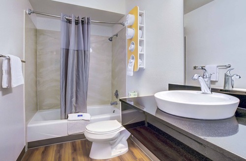 Coos Bay Hotel | Motel 6 Coos Bay, OR