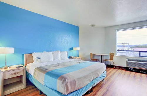 Coos Bay Hotel | Motel 6 Coos Bay, OR