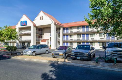 Raisin Hotel | Motel 6-Fresno, CA - Yosemite Hwy