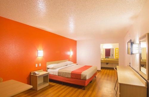 Porterville Hotel | Motel 6-Porterville, CA