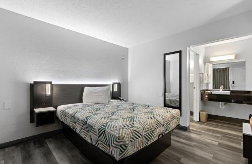 Clairemont Hotel | Motel 6-San Diego, CA - North
