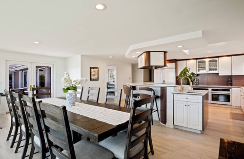 Northeast Tacoma House | Mount Rainer/Water/Skyline View-Central AC-Mini Outdoor Golf-Private Heated Pool