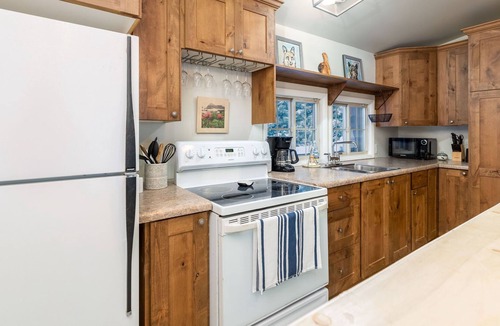 Snowbird Cabin | Mountain Cottage on River