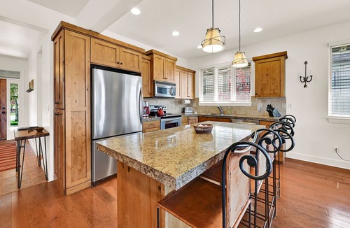 Eden House | Mountain Escape w/Valley Views & Private Hot Tub