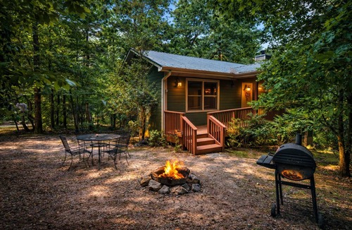 Helen Cabin | Mountain Laurel 2/2! Pool table! Firepit! Close to Helen.