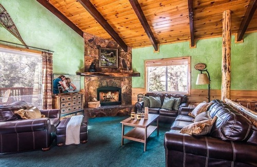 Whispering Forest House | Mountain Lodge Retreat- 10 Minutes From the Lake
