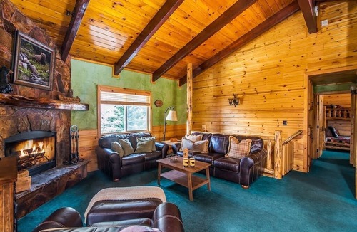 Whispering Forest House | Mountain Lodge Retreat- 10 Minutes From the Lake