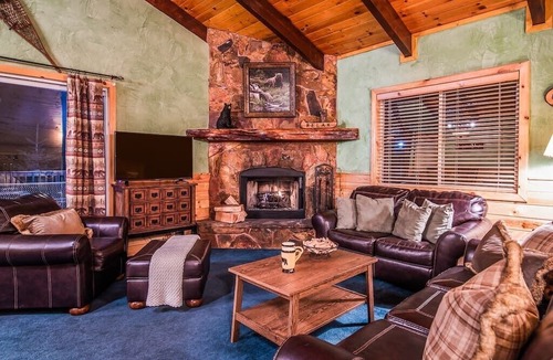 Whispering Forest House | Mountain Lodge Retreat- 10 Minutes From the Lake