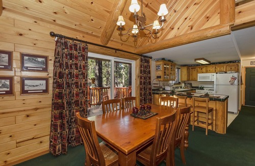 Summit Estates Cabin | Mountain Log Cabin Walking Distance to Snow Summit! Wood Burning Fireplace! Hulu Live & Roku!
