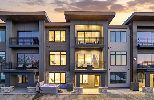 Hideout House | MOUNTAIN LUXE | Panoramic Views + Private Hot Tub