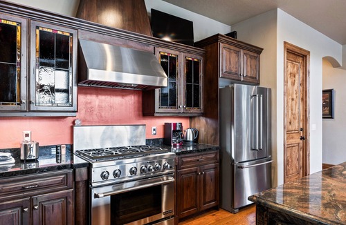 Summit Park House | Mountain Luxury: Sleeps 10, Private Hot Tub, 15 Min to Canyons, Ideal for Family Getaways!