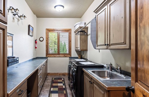 Summit Park House | Mountain Luxury: Sleeps 10, Private Hot Tub, 15 Min to Canyons, Ideal for Family Getaways!