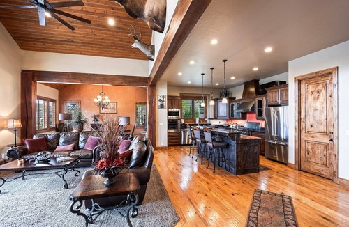 Summit Park House | Mountain Luxury: Sleeps 10, Private Hot Tub, 15 Min to Canyons, Ideal for Family Getaways!
