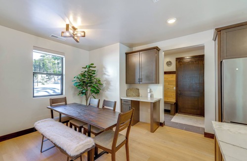 Kingvale House | Mountain Modern and Spacious, Close to Everything!