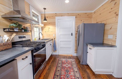 Mountain Rest Cabin | Mountain Rest Cottage Ivy Suite