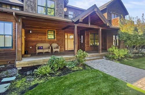 Sisters House | Mountain Sage - Walk to everything in Sisters from this spacious Sisters