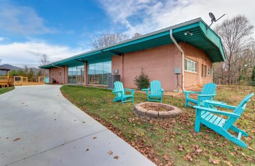 Copperhill House | Mountain View + Fire Pit: Modern Copperhill Home