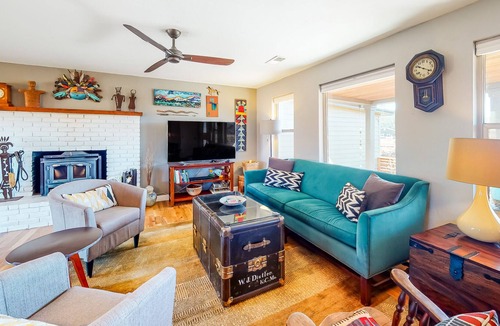 Fort Valley House | Mountain-view home with firepit, large dog-friendly yard, full kitchen & grill
