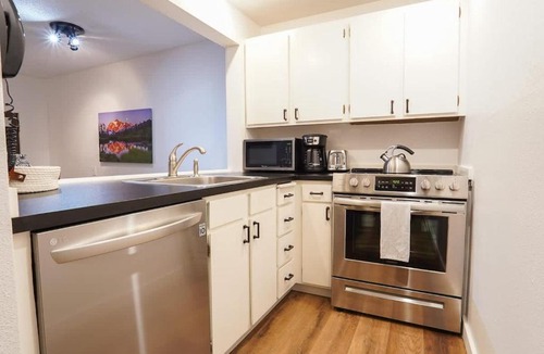 Glacier House | Mt Baker Den, Sleeps 4
