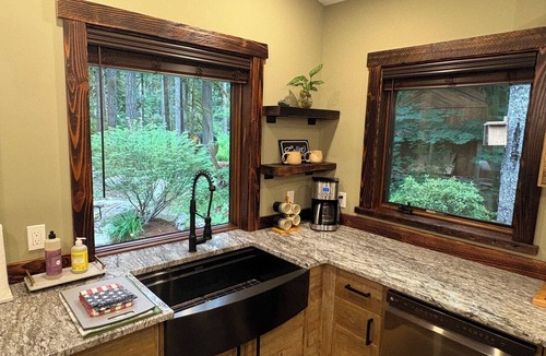 Warnick House | Mt Baker Luxury Cabin 2 King Beds Hot Tub Game Loft Firepit