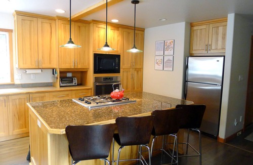 Glacier House | Mt Baker's Skyline sleeps 8, is dog friendly & includes a hot tub.