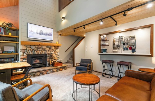 Glacier Condo | Mt Baker Treetop Cabin—River Access—Resort: Pools, Hot Tubs, Sauna, Pickleball