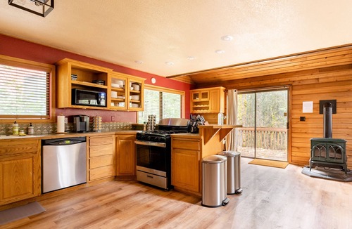 Zigzag Cabin | MT HOOD CABIN! Remodeled, 2500 sq ft, Sleeps 12!
