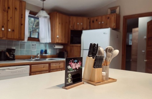 Zigzag Cabin | Mt Hood Hot Tub Haven, Wifi, 2BR/1BA, Full Kitchen