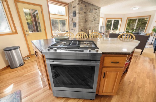 Rhododendron House | Mt. Hood Riverfront Getaway | Hot Tub | 4BR Chalet on 2 Acres | Pet Friendly